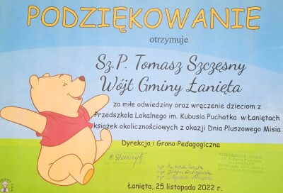 Wójt Tomasz Szczęsny otrzymał podziękowanie od dzieci z Przedszkola Lokalnego im. Kubusia Puchatka w Łaniętach