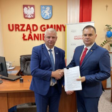 W dniu dzisiejszym Wójt Gminy Łanięta Tomasz Szczęsny wraz z Członkiem Zarządu Województwa Łódzkiego Robertem Baryłą podpisali dwie ważne dla naszej Gminy umowy ✍️