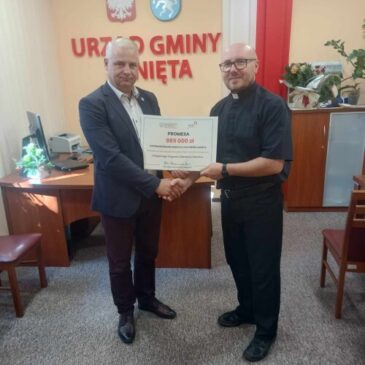 Przekazanie promesy dot. zadania pn. Renowacja Zabytkowej Dzwonnicy przy kościele w Łaniętach