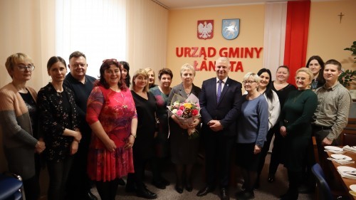 Uroczyste pożegnanie pracownika przechodzącego na emeryturę.