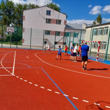 Weekendowe zajęcia sportowe na boisku przy Szkole Podstawowej