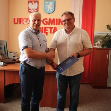 Podpisaliśmy umowę na realizację zadania „REMONT DRÓG W MIEJSCOWOŚCI KLONOWIEC WIELKI”