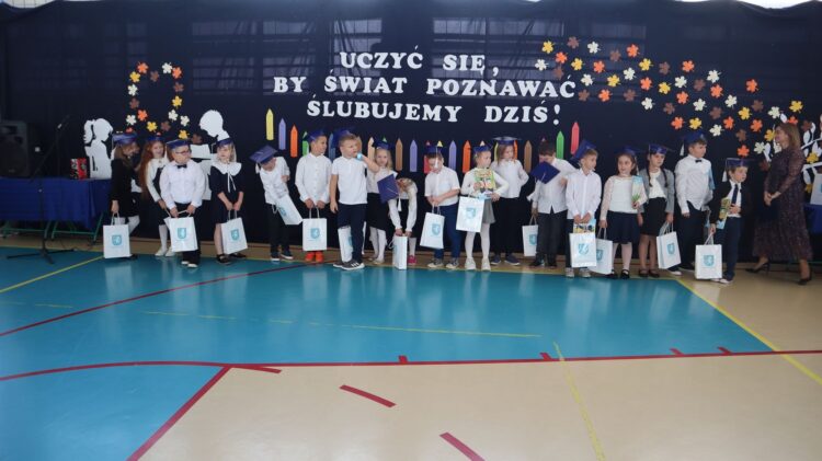Ślubowanie pierwszoklasistów w Szkole Podstawowej im. Kornela Makuszyńskiego w Łaniętach