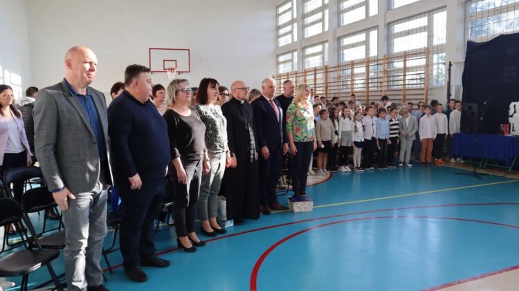 Ślubowanie pierwszoklasistów w Szkole Podstawowej im. Kornela Makuszyńskiego w Łaniętach