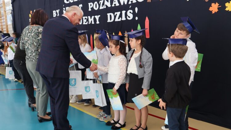Ślubowanie pierwszoklasistów w Szkole Podstawowej im. Kornela Makuszyńskiego w Łaniętach