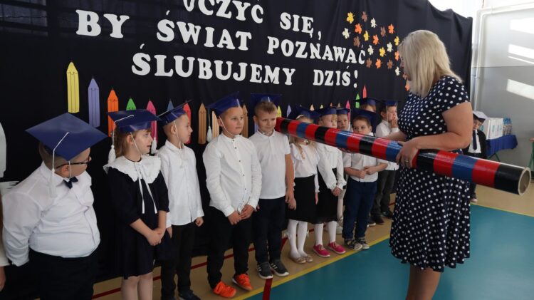 Ślubowanie pierwszoklasistów w Szkole Podstawowej im. Kornela Makuszyńskiego w Łaniętach