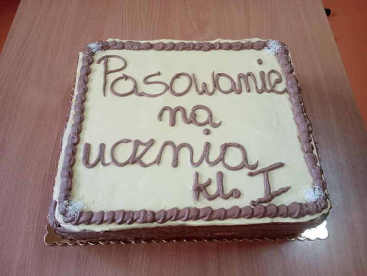 Ślubowanie pierwszoklasistów w Szkole Podstawowej im. Kornela Makuszyńskiego w Łaniętach