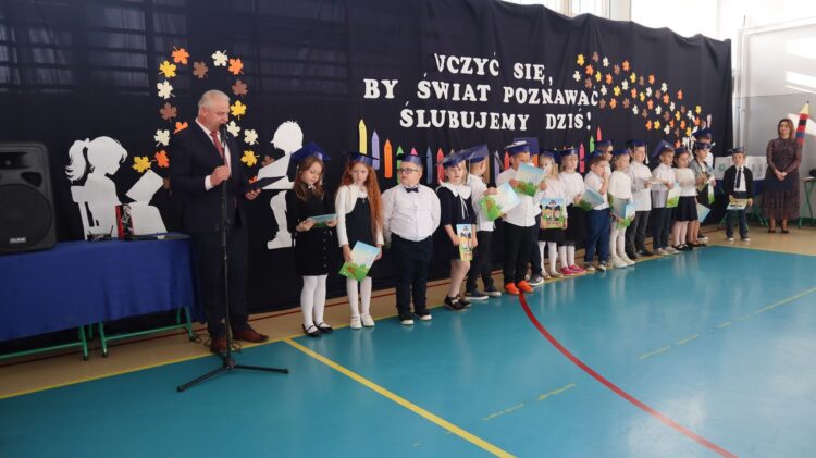 Ślubowanie pierwszoklasistów w Szkole Podstawowej im. Kornela Makuszyńskiego w Łaniętach
