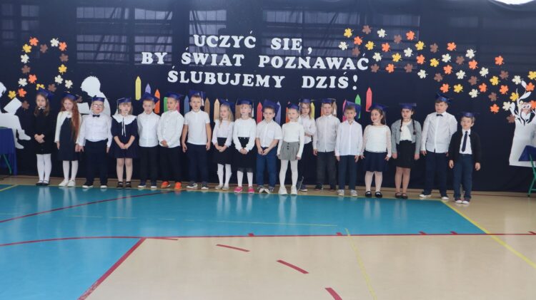 Ślubowanie pierwszoklasistów w Szkole Podstawowej im. Kornela Makuszyńskiego w Łaniętach