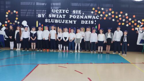 Ślubowanie pierwszoklasistów w Szkole Podstawowej im. Kornela Makuszyńskiego w Łaniętach