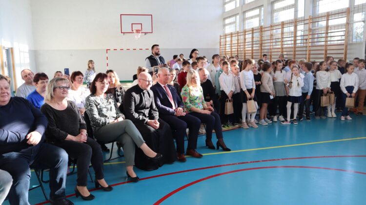 Ślubowanie pierwszoklasistów w Szkole Podstawowej im. Kornela Makuszyńskiego w Łaniętach