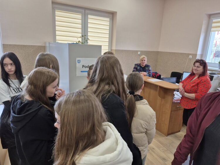 Wizyta uczniów ze Szkoły Podstawowej im. Kornela Makuszyńskiego w Łaniętach.