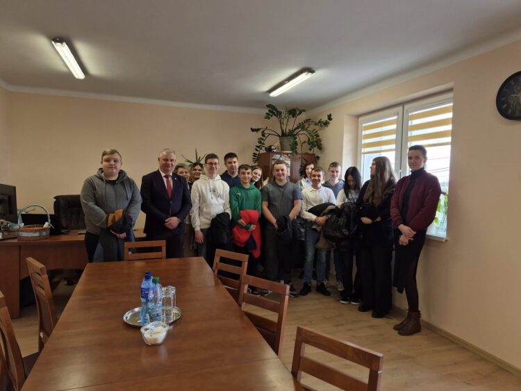 Wizyta uczniów ze Szkoły Podstawowej im. Kornela Makuszyńskiego w Łaniętach.