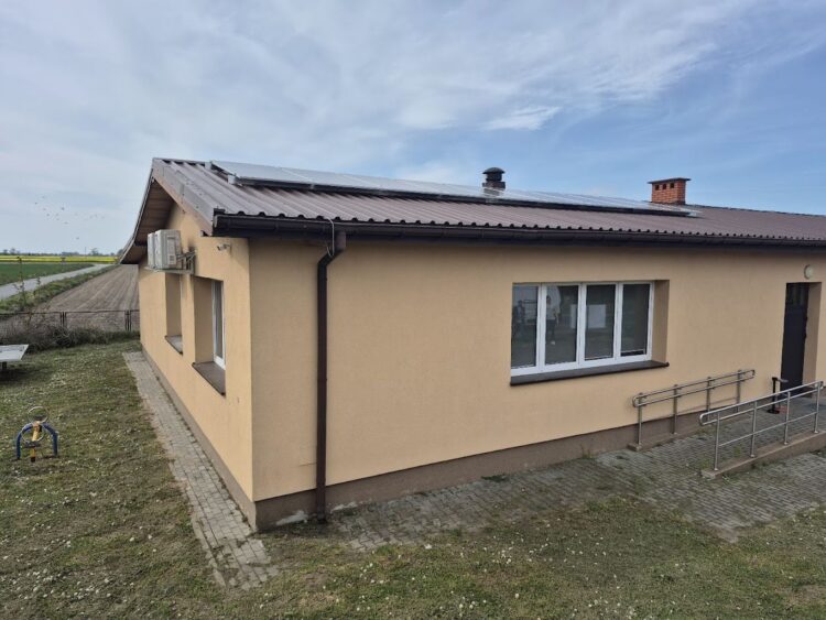  inwestycja pn. „Montaż paneli fotowoltaicznych dla oczyszczalni ścieków w Łaniętach i dla stacji uzdatniania wody Anielin-Pomarzany oraz montaż paneli fotowoltaicznych i pomp ciepła dla świetlicy wiejskiej w Suchodębiu”.
