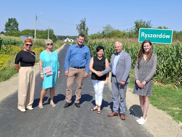 zakończona została inwestycja polegająca na przebudowie dróg gminnych Nr 102267E w miejscowości Świeciny i Wola Chruścińska, Nr 102283E w miejscowości Łanięta i 102290E w miejscowości Ryszardów.
