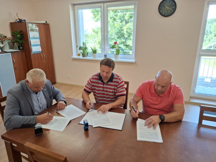 Podpisana umowa na realizację inwestycji polegającej na  termomodernizacji budynków będących w zasobie mieszkaniowym Gminy Łanięta!
