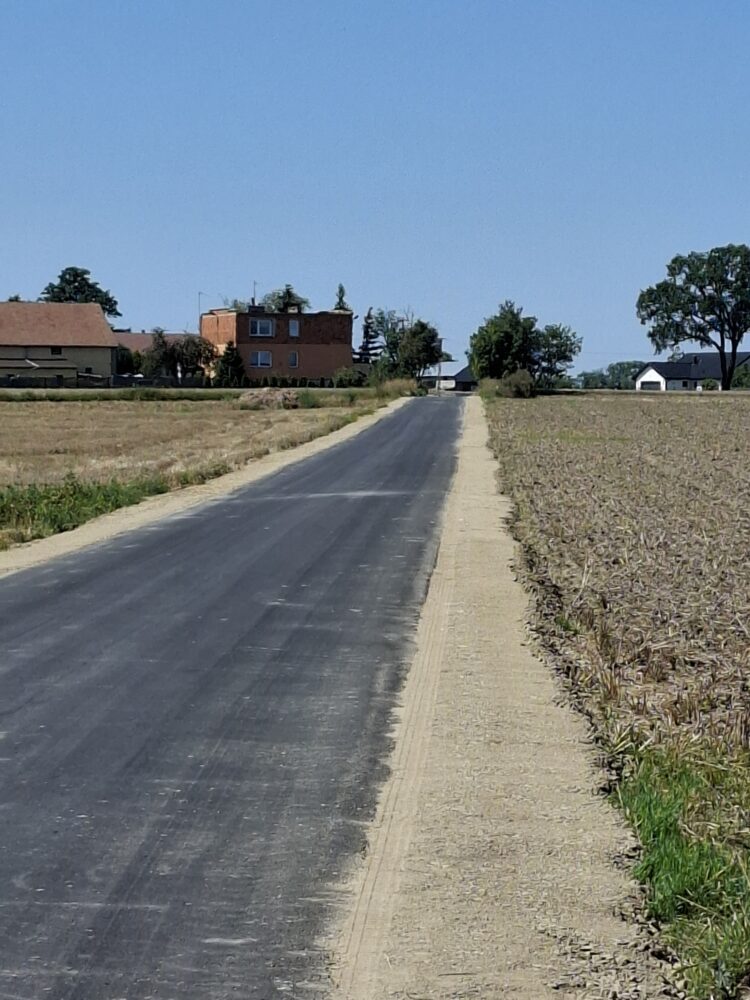 zakończona została inwestycja polegająca na przebudowie dróg gminnych Nr 102267E w miejscowości Świeciny i Wola Chruścińska, Nr 102283E w miejscowości Łanięta i 102290E w miejscowości Ryszardów.