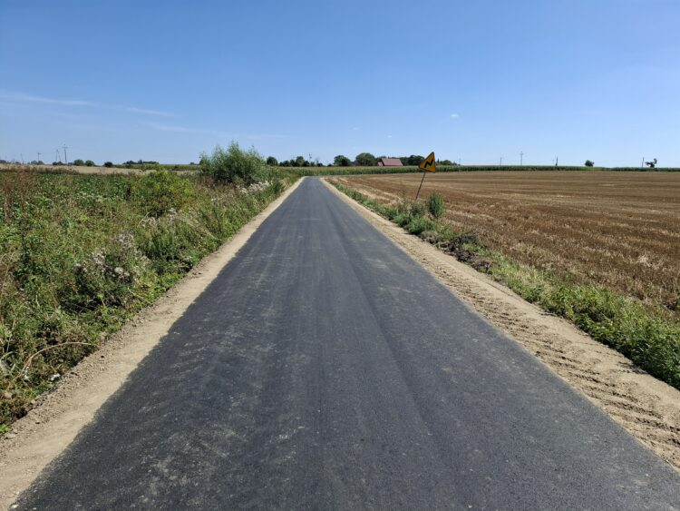 zakończona została inwestycja polegająca na przebudowie dróg gminnych Nr 102267E w miejscowości Świeciny i Wola Chruścińska, Nr 102283E w miejscowości Łanięta i 102290E w miejscowości Ryszardów.