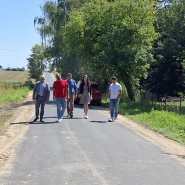 Z przyjemnością informujemy, że zakończona została inwestycja polegająca na  przebudowie dróg gminnych Nr 102267E w miejscowości Świeciny i Wola Chruścińska, Nr 102283E w miejscowości Łanięta i 102290E w miejscowości Ryszardów.