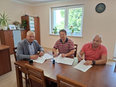Podpisana umowa na realizację inwestycji polegającej na  termomodernizacji budynków będących w zasobie mieszkaniowym Gminy Łanięta!