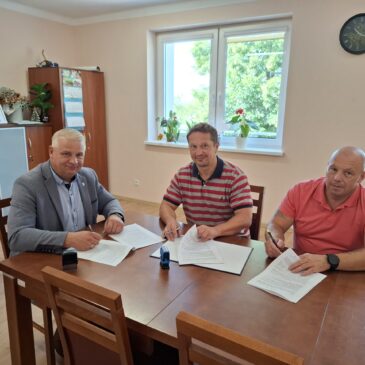 Podpisana umowa na realizację inwestycji polegającej na  termomodernizacji budynków będących w zasobie mieszkaniowym Gminy Łanięta!