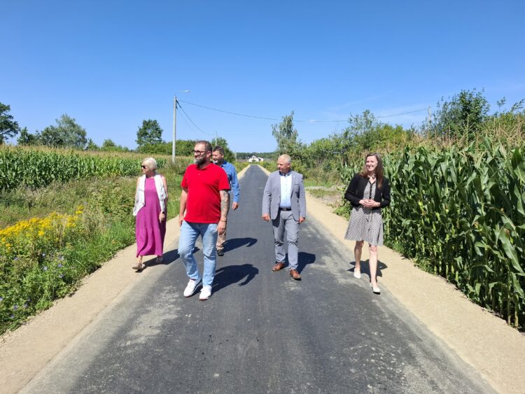 zakończona została inwestycja polegająca na przebudowie dróg gminnych Nr 102267E w miejscowości Świeciny i Wola Chruścińska, Nr 102283E w miejscowości Łanięta i 102290E w miejscowości Ryszardów.