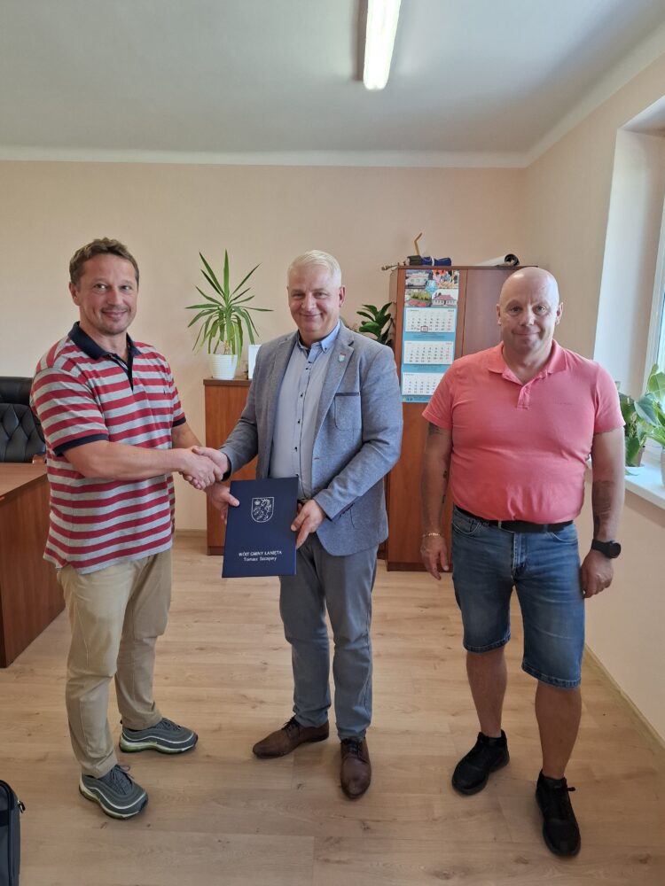 Podpisana umowa na realizację inwestycji polegającej na  termomodernizacji budynków będących w zasobie mieszkaniowym Gminy Łanięta!