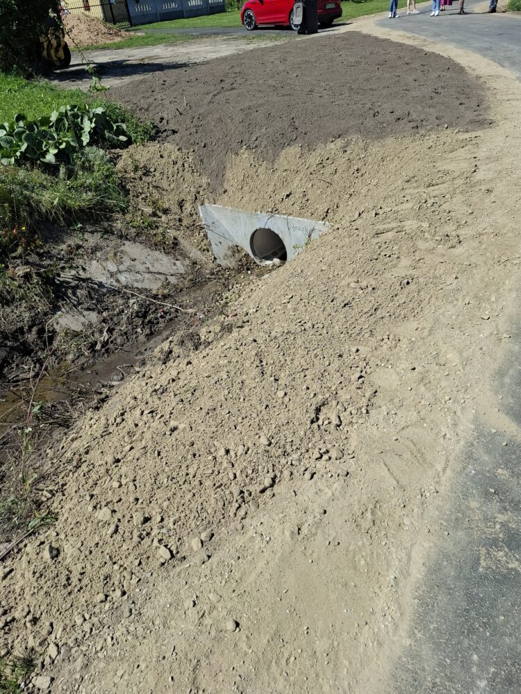 zakończona została inwestycja polegająca na przebudowie dróg gminnych Nr 102267E w miejscowości Świeciny i Wola Chruścińska, Nr 102283E w miejscowości Łanięta i 102290E w miejscowości Ryszardów.