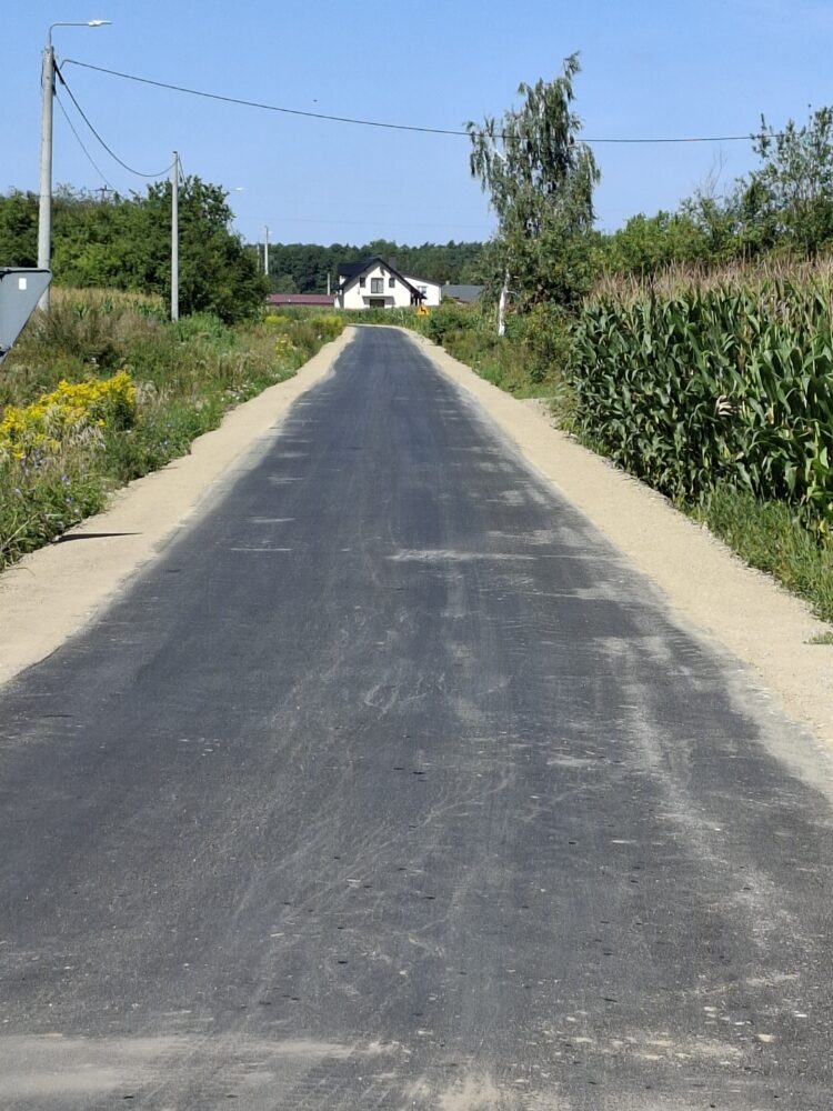 zakończona została inwestycja polegająca na przebudowie dróg gminnych Nr 102267E w miejscowości Świeciny i Wola Chruścińska, Nr 102283E w miejscowości Łanięta i 102290E w miejscowości Ryszardów.