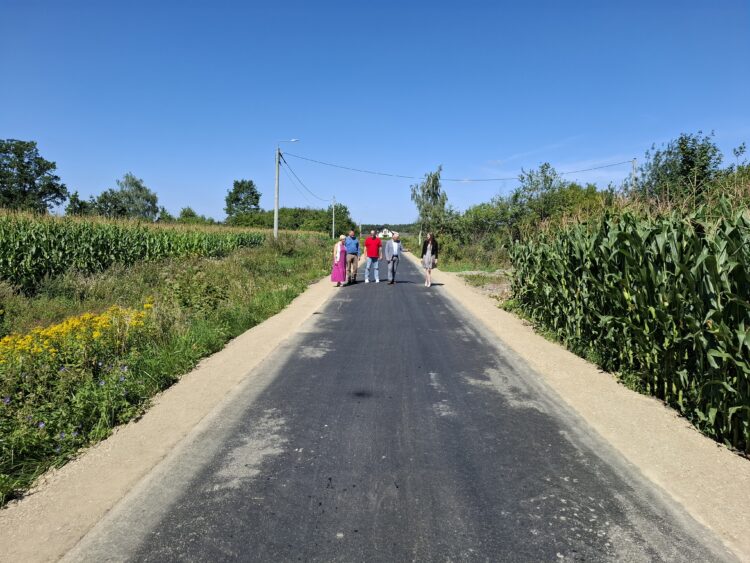 zakończona została inwestycja polegająca na przebudowie dróg gminnych Nr 102267E w miejscowości Świeciny i Wola Chruścińska, Nr 102283E w miejscowości Łanięta i 102290E w miejscowości Ryszardów.