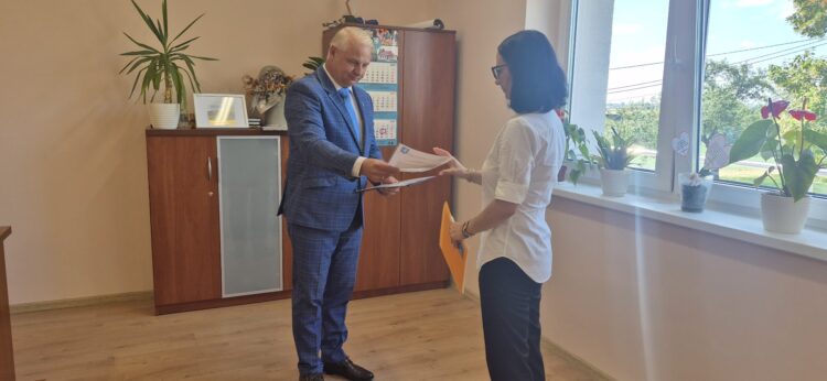 Uroczyste wręczenie aktu nadania stopnia awansu zawodowego nauczyciela.