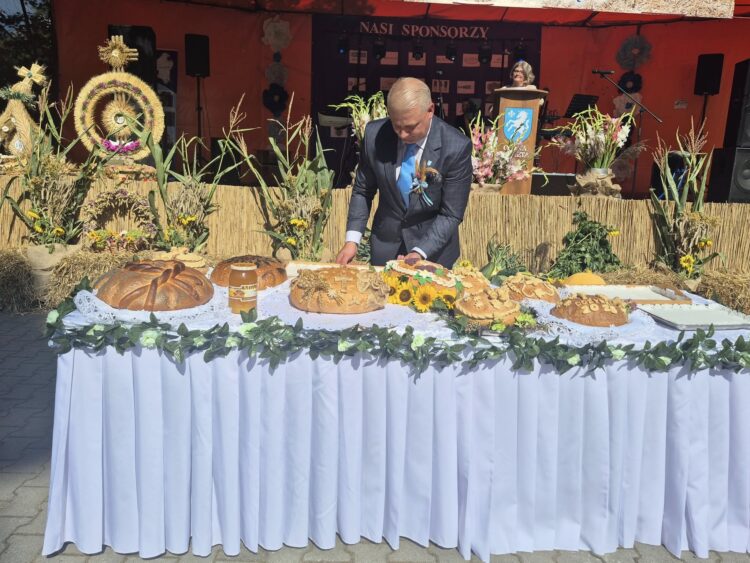 Dożynki Gminno- Parafilne 2025 Piękna ceremonia, tłumy mieszkańców i gości… chcemy podzielić się z Wami wspaniałym wspomnieniem z tego dnia!