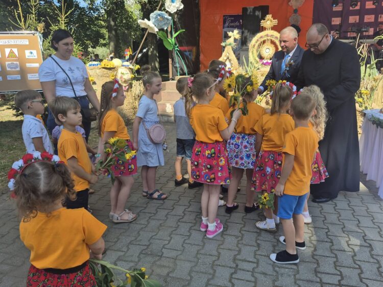 Dożynki Gminno- Parafilne 2025 Piękna ceremonia, tłumy mieszkańców i gości… chcemy podzielić się z Wami wspaniałym wspomnieniem z tego dnia!