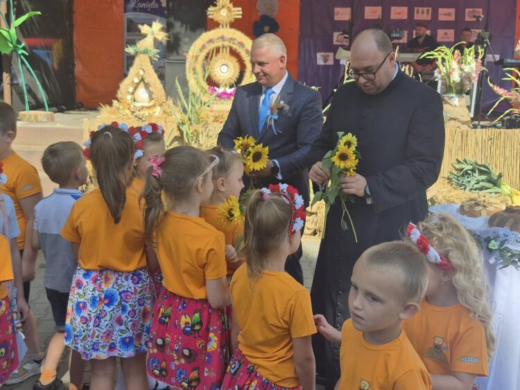 Dożynki Gminno- Parafilne 2025 Piękna ceremonia, tłumy mieszkańców i gości… chcemy podzielić się z Wami wspaniałym wspomnieniem z tego dnia!