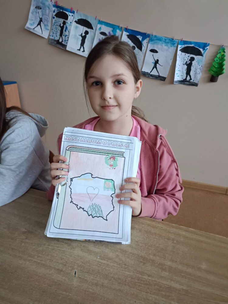 Bo wielkie historie zaczynają się w szkolnej ławce! W naszej Szkole powstał album o Polsce.