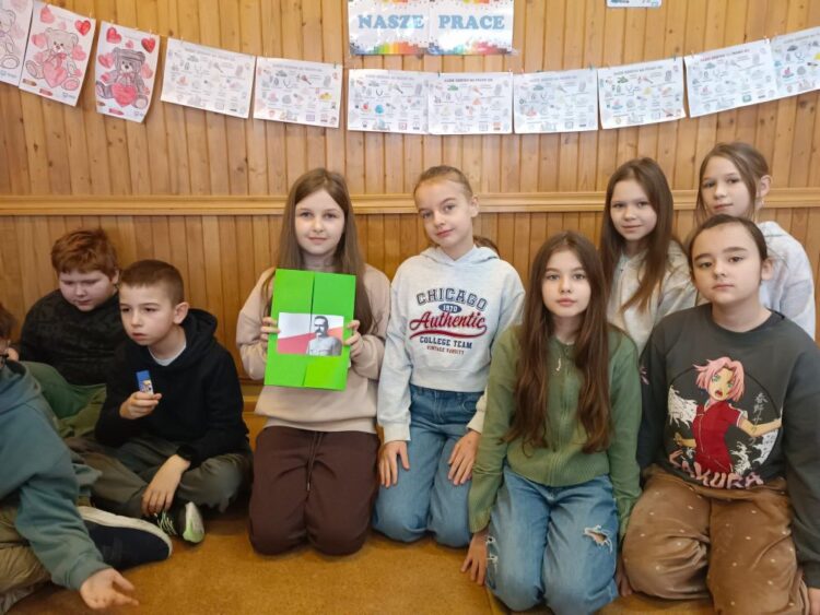 Bo wielkie historie zaczynają się w szkolnej ławce! W naszej Szkole powstał album o Polsce.